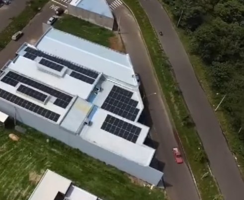 Painéis solares instalados em telhado de imóvel comercial