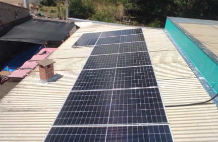 Vista aérea de sistema solar em galpão comercial
