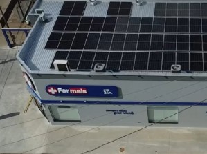 Painéis solares no telhado de uma farmácia