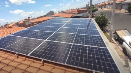 Sistema solar residencial instalado em telhado cerâmico