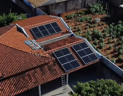 Vista aérea de instalação solar residencial
